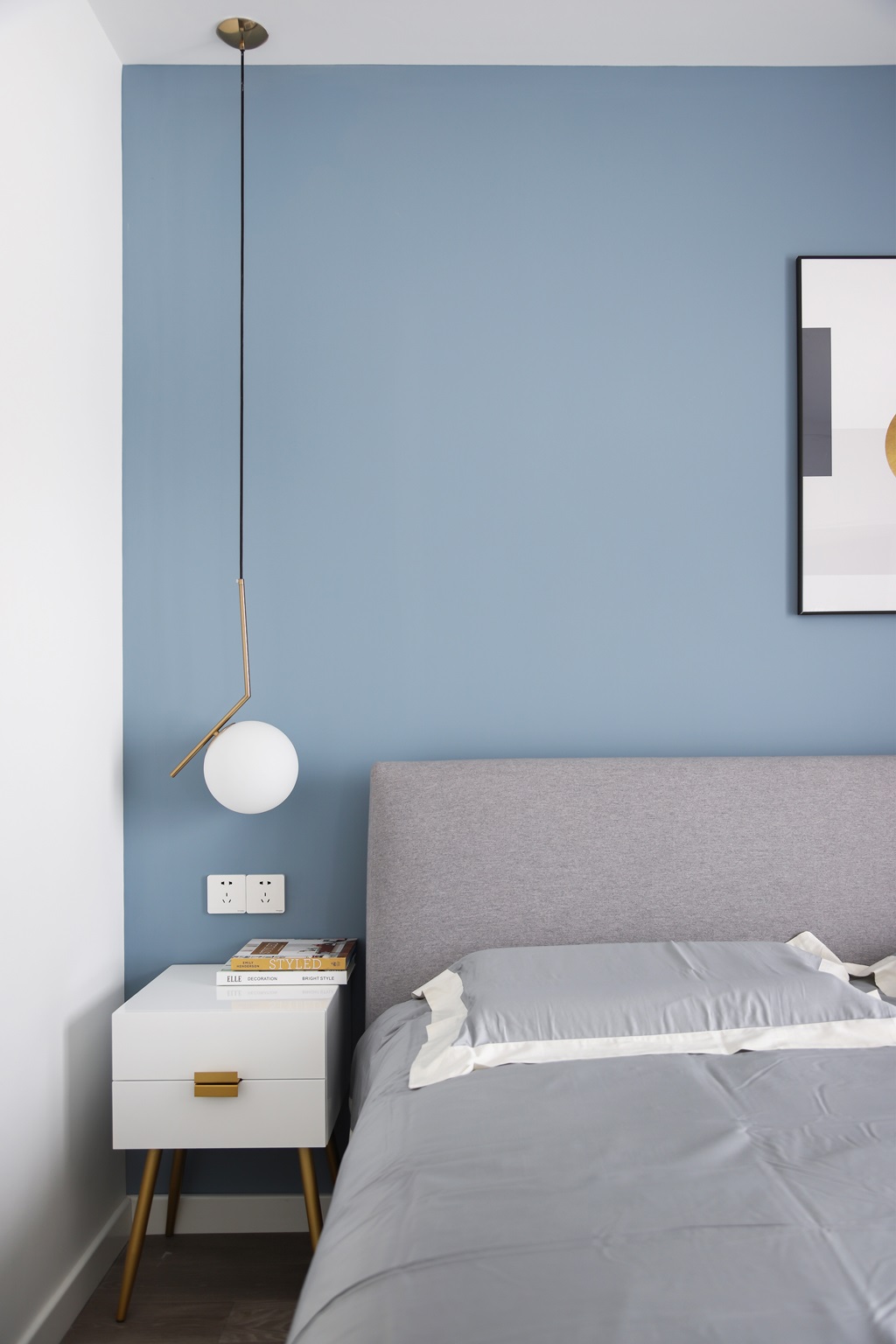 現(xiàn)代簡約風(fēng)格臥室裝修效果圖